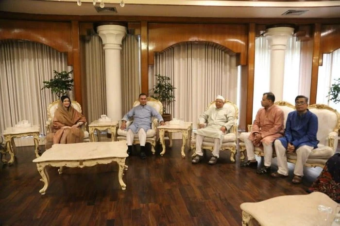 প্রধানমন্ত্রী তারেক রহমানের সঙ্গে ঈদের শুভেচ্ছা বিনিময় করেন সাবেক অন্তর্বর্তী সরকারের প্রধান